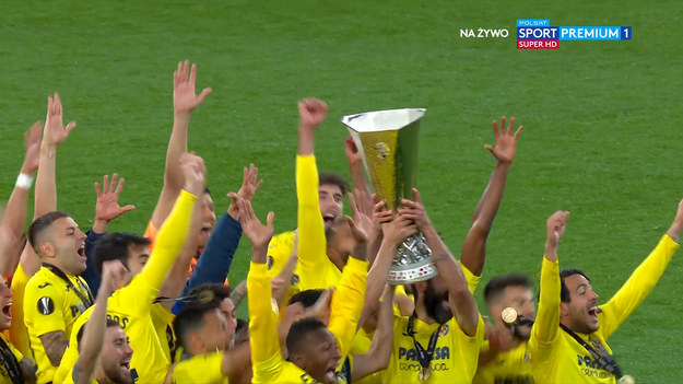 W finale Ligi Europy na Polsat Plus Arenie w Gdańsku pomiędzy Manchesterem United a Villarrealem pierwszą bramkę strzelił Gerard Moreno. Hiszpański klub wyszedł na prowadzenie w 29. minucie. Wyrównanie przyszło w 55. minucie. Gola dla "Czerwonych Diabłów" strzelił Edinson Cavani. W regulaminowym czasie gry był remis 1-1. W rzutach karnych Villarreal wygrał 11-10. Oto ceremonia wręczenia pucharu.