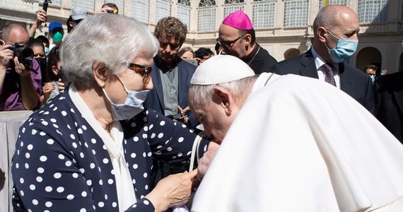 Podczas środowej audiencji generalnej papież Franciszek ucałował numer obozowy wytatuowany na ręce więźniarki niemieckiego nazistowskiego obozu zagłady Auschwitz-Birkenau Lidii Maksymowicz. Scenę tę uwieczniono na zdjęciu.