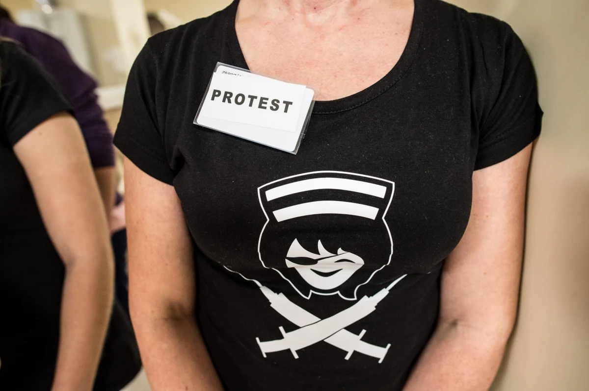 Oflagowanie szpitali i pikiety. To brane pod uwagę scenariusze strajku ostrzegawczego pielęgniarek, który jest zaplanowany na 7 czerwca. Dzisiaj zarząd ich Ogólnopolskiego Związku Zawodowego ma podjąć ostateczne decyzje w tej sprawie. Pielęgniarki poza podwyżkami domagają się zachęt dla młodych osób, aby szkoliły się w ich zawodzie. 