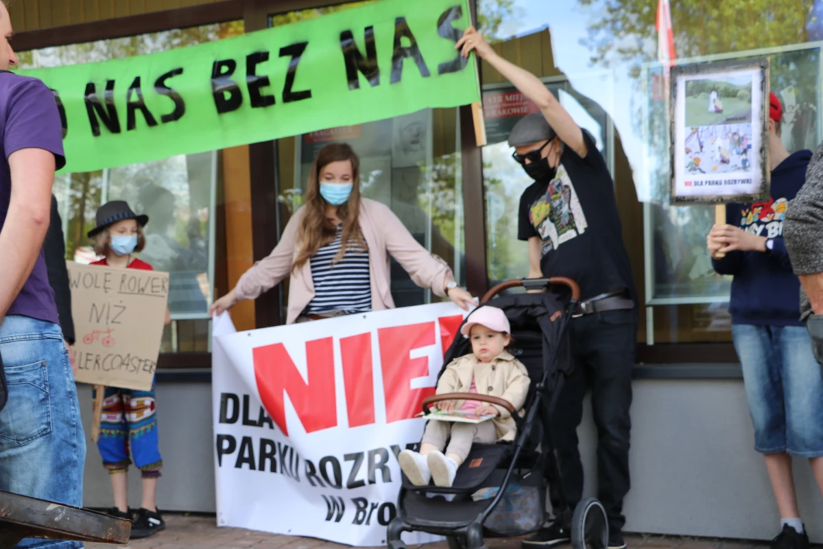 W Małopolsce protestowali mieszkańcy gminy Alwernia. Sprzeciwiają się planom budowy nowej drogi łączącej autostradę A4 z drogą krajową numer  44 . Władze gminy uważają że budowa jest konieczna. 