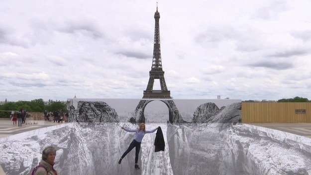 Francuski artysta JR zaprezentował najnowszą instalację, która oszukując ludzkie oko, przenosi Wieżę Eiffla na skalisty klif. Instalacja ustawiona od strony Placu Trocadero zasłania fontanny, ale wywołuje efekt przestrzennego połączenia wieży z czarno-białą fotografią. W budzącym się z lockdown'owego letargu Paryżu nowa atrakcja wzbudziła błyskawiczne zainteresowanie.