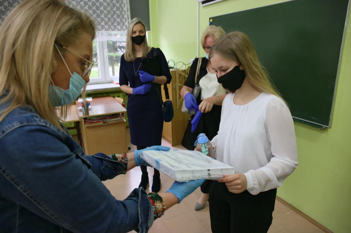 Za uczniami ostatnich klas szkół podstawowych egzaminacyjny maraton. Po testach z języka polskiego i matematyki, dziś pisali sprawdzian z języka obcego. Wszystkie trzy to egzaminy pisemne. Na RMF24.pl opublikujemy arkusze egzaminacyjne CKE, mamy też pierwsze odpowiedzi przygotowane przez nauczycieli.