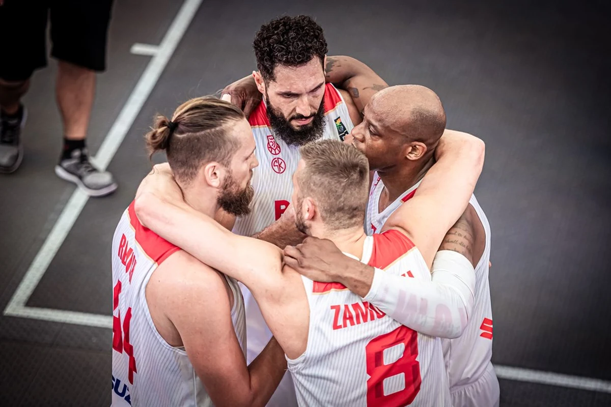 Koszykarze z kadry 3x3 rozegrali wczoraj dwa mecze turnieju eliminacyjnego do igrzysk w Tokio. W austriackim Grazu pokonaliśmy Czechów 17:15 i przegraliśmy z Mongolią 18:22. Szczególnie tego spotkania żałują nasi reprezentanci: "Sporo złości było w nas po tym meczu. Padły mocne słowa"- mówił w rozmowie z RMF FM Szymon Rduch. Dziś Polacy się regenerują, a jutro powalczą z Turcją i Brazylią o awans do ćwierćfinału.