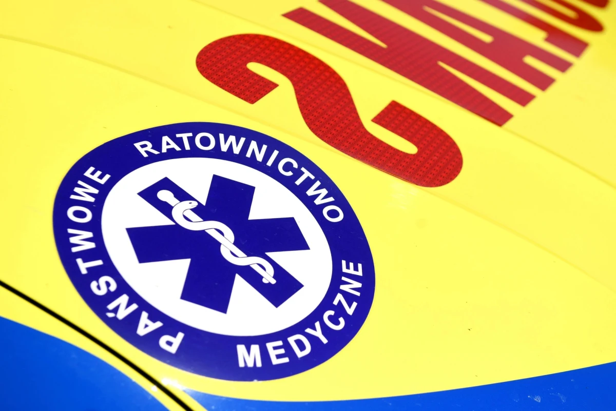 Wypadek w Piotrowie koło Kutna w Łódzkiem. Z balkonu budynku spadły tam dwie osoby.