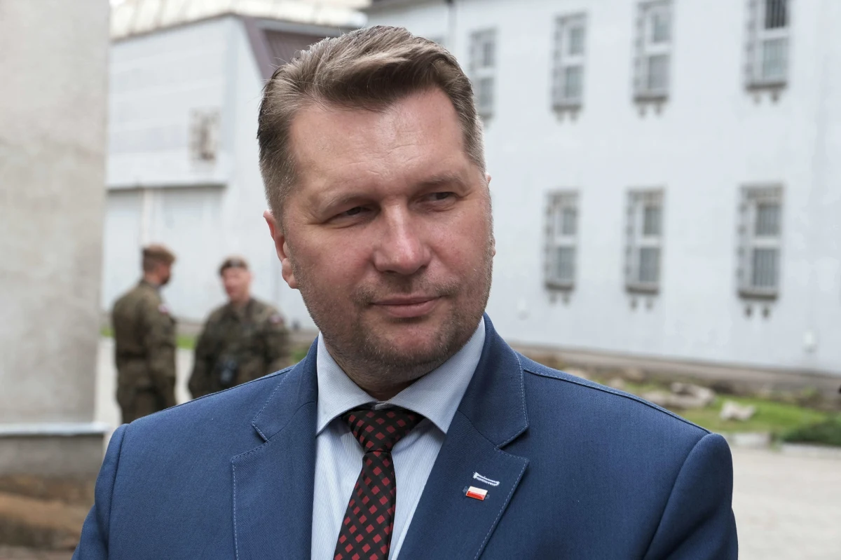 Studenci wrócą do nauki stacjonarnej na uczelniach od 1 października, jeśli warunki pandemiczne nie zmienią się na gorsze – przekazał minister edukacji i nauki Przemysław Czarnek. Dodał, że zachęca do przeprowadzana sesji egzaminacyjnych w trybie stacjonarnym tam, gdzie jest to możliwe.