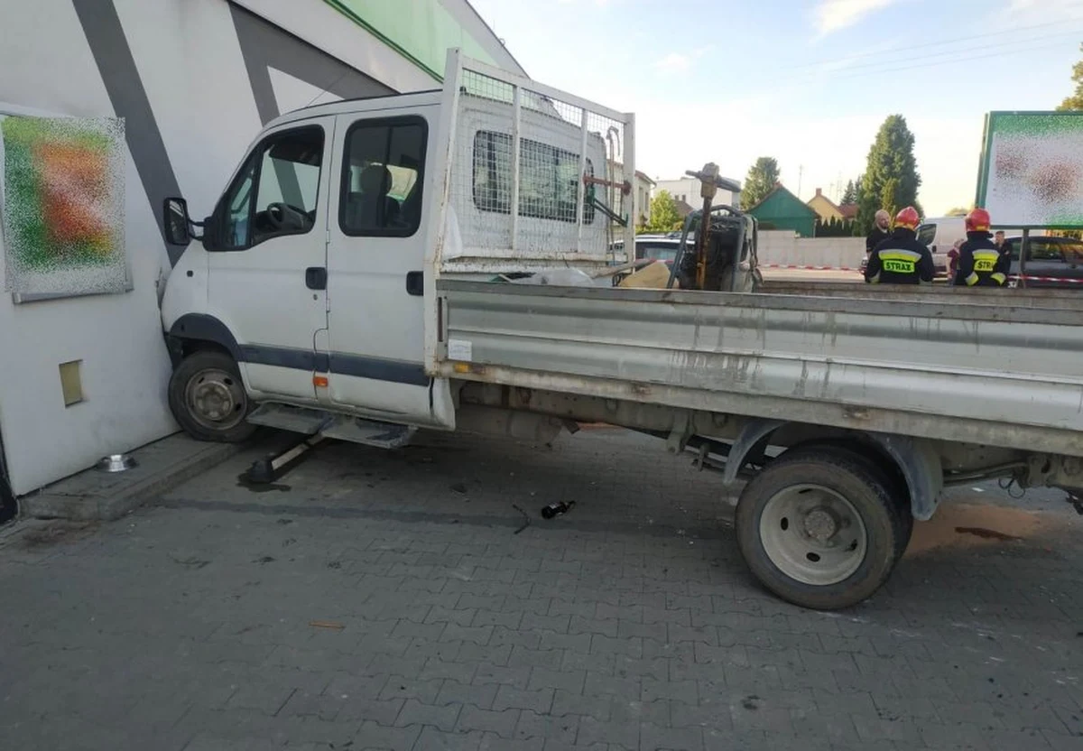 Samochodem dostawczym najpierw zderzył się z autem osobowym, potem potrącił pieszego na chodniku i uszkodził zaparkowany samochód, a na koniec uderzył w sklep. Małopolska policja zatrzymała pirata drogowego - 19-latek nie miał prawa jazdy i był pod wpływem środków odurzających.