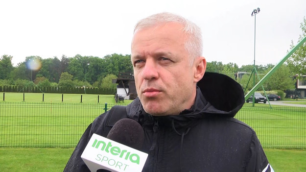 Podobnie jak Paulo Sousa zgodziłem się, aby Arek pojechał do swojego zaufanego lekarza do Barcelony. Zgadzam się na to, jeśli wiem, że to jest dobry specjalista. Milik ma na tyle niegroźny uraz, że stopniowo będzie przywracany do treningu. Co z piłkarzami zaszczepionymi? Pierwszego i drugiego dnia były mniejsze objawy po przyjęciu szczepionki. Dzisiaj niemal wszyscy czują się już idealnie. Są dwa, trzy przypadki piłkarzy, którzy czują się na 80 procent - mówi w rozmowie z Interią lekarz reprezentacji Polski Jacek Jaroszewski.
