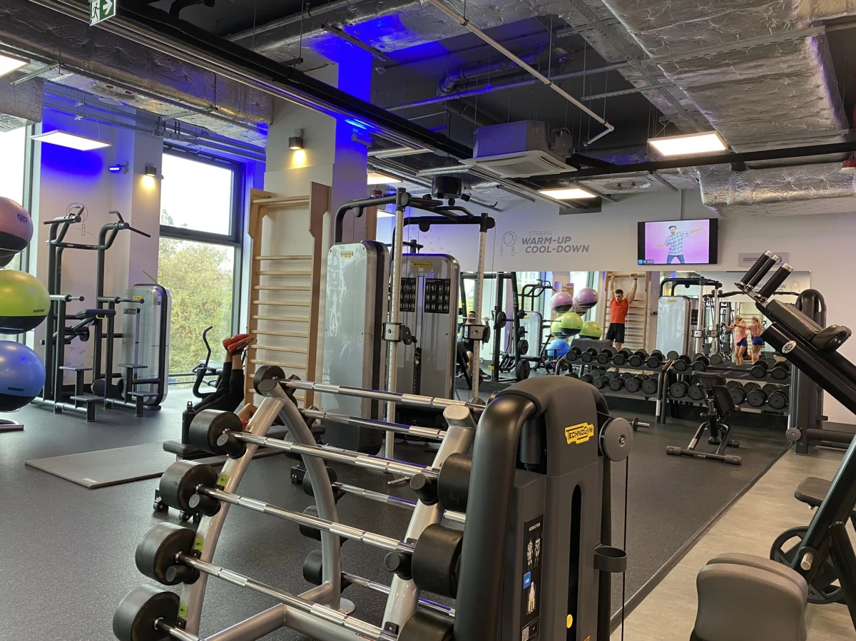 Decyzją rządu od piątku restauratorzy mogą przyjmować gości wewnątrz swoich lokali, dotyczy to także restauracji hotelowych. Działalność mogą wznowić baseny, kluby fitness, kasyna, siłownie; nadal w reżimie sanitarnym.