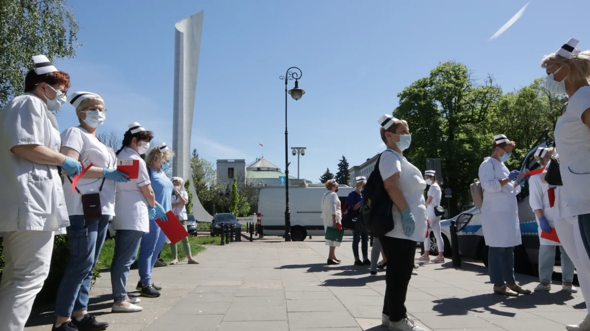 "Jesteśmy rozczarowane" - mówią pielęgniarki po dzisiejszym posiedzeniu sejmowej Komisji Zdrowia. Był tam omawiany projekt ustawy o minimalnych wynagrodzeniach w ochronie zdrowia. Strajk ostrzegawczy wydaje się nieunikniony.
