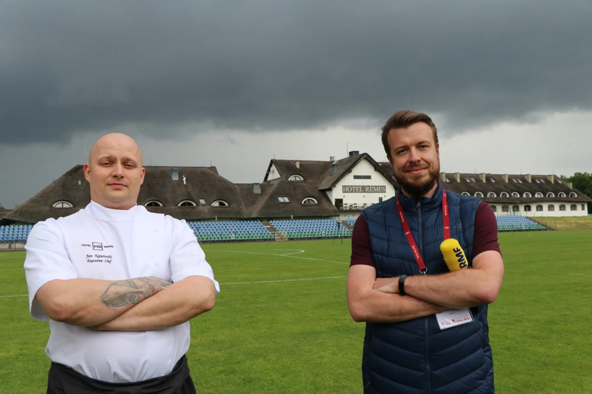 Szparagi i inne sezonowe produkty znalazły się w bogatym menu polskich piłkarzy. Nad posiłkami najwyższej jakości w Hotelu Remes w Opalenicy czuwa szef kuchni Jan Nawrocki i jego zespół. Dział gastro w bazie Polaków pracuje od rana do nocy, by zapewnić piłkarzom odpowiednią dietę. „Musimy działać z wyprzedzeniem” – mówi Nawrocki, który zdradził tajniki swojej pracy naszemu wysłannikowi na zgrupowanie reprezentacji Pawłowi Pawłowskiemu.