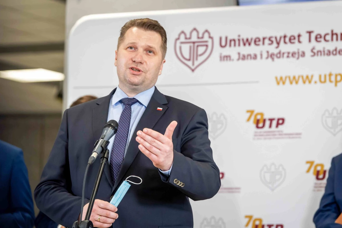 Przemysław Czarnek zapowiada zmianę w kanonie lektur. Jak informuje, mają się w nim znaleźć takie pozycje, jak opracowania IPN, czy teksty Jana Pawła II. "Właśnie skończyliśmy prace nad poszerzeniem kanonu lektur szkolnych, uzupełniających. Są tam znakomite pozycje polskiej literatury" – skomentował  minister edukacji i nauki. 