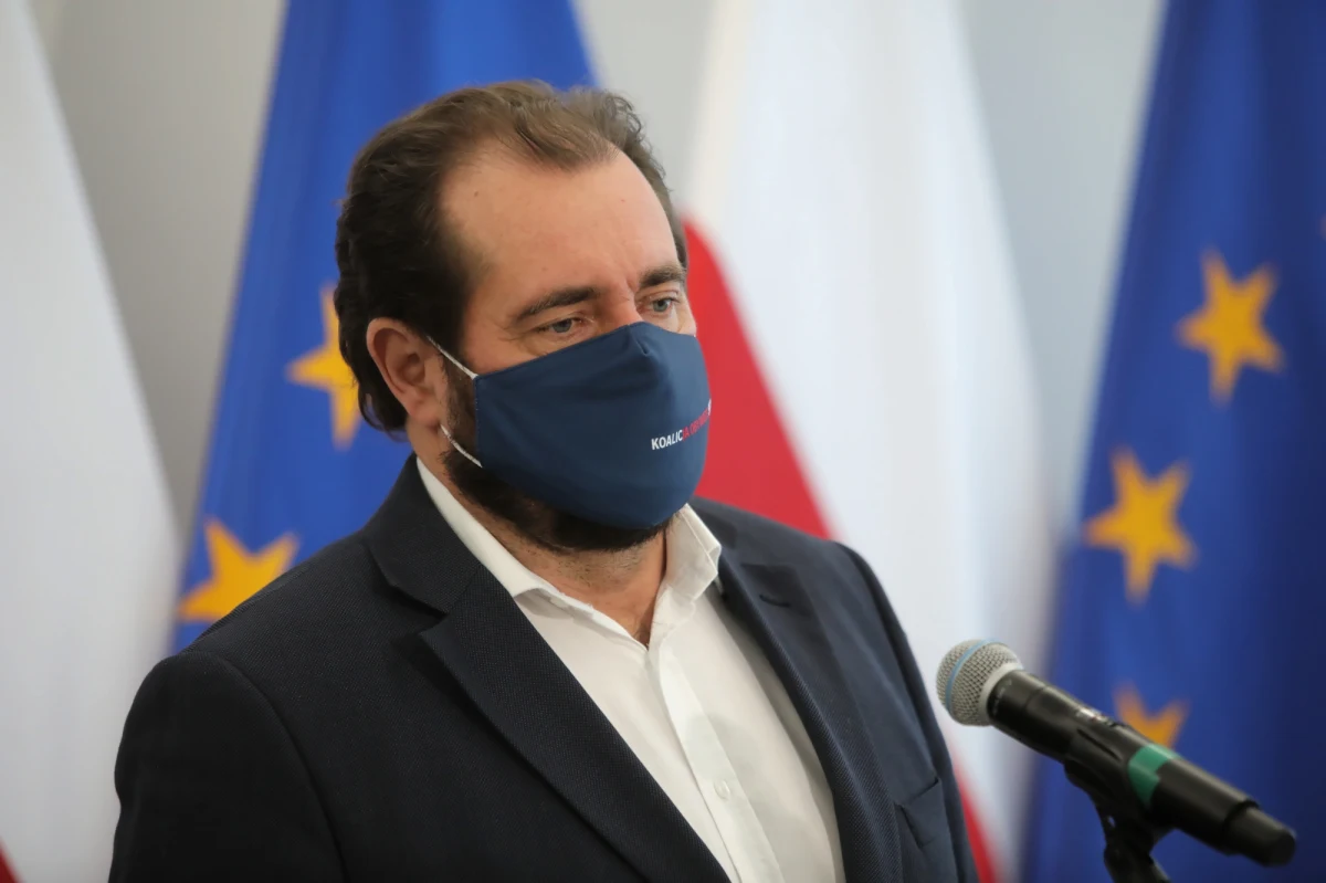 Senatorowie KO przeprosili za "wpadkę" ws. głosowania nad ustawą ratyfikacyjną dot. Funduszu Odbudowy UE. Aleksander Pociej, który głosował przeciw, tłumaczył, że równolegle brał zdalnie udział w posiedzeniu władz Rady Europy na temat sytuacji na Białorusi.