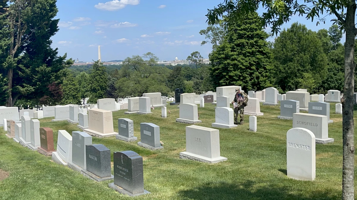Amerykanie rozpoczynają dziś długi weekend. Pierwszy, bez wielu obostrzeń i dystansu społecznego. Wielu z nich wyrusza w podróż na spotkanie z bliskimi. Memorial Day Weekend to czas wspominania tych, którzy oddali życie za kraj, ale też i początek sezonu letniego. 