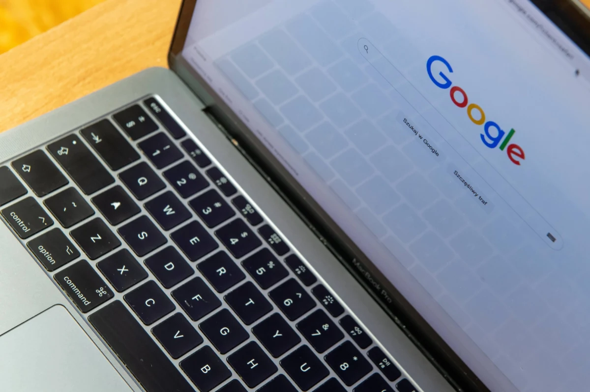 Google jest bliski porozumienia w dochodzeniu antymonopolowym prowadzonym we Francji, w ramach którego postawiono mu zarzut nadużywania  pozycji w reklamach online. "Google prawdopodobnie zapłaci grzywnę i wprowadzi zmiany systemowe" - pisze "WSJ".
