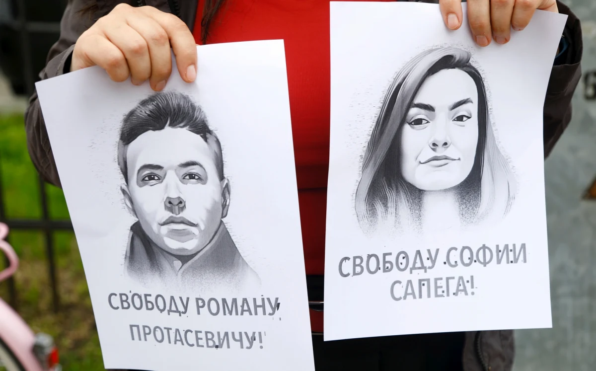 ​Białoruski dziennikarz i opozycjonista Raman Pratasiewicz, który został zatrzymany w Mińsku po awaryjnym lądowaniu samolotu linii Ryanair, po raz pierwszy spotkał się ze swoim adwokatem, po pięciu dniach od aresztowania - informują media.