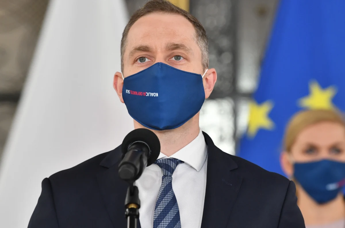 To wpadka, która nie powinna się zdarzyć, będą wyciągnięte konsekwencje wobec senatorów - powiedział w piątek szef klubu KO Cezary Tomczyk, odnosząc się do czwartkowego głosowania nad ustawą ratyfikacyjną dot. Funduszu Odbudowy UE.