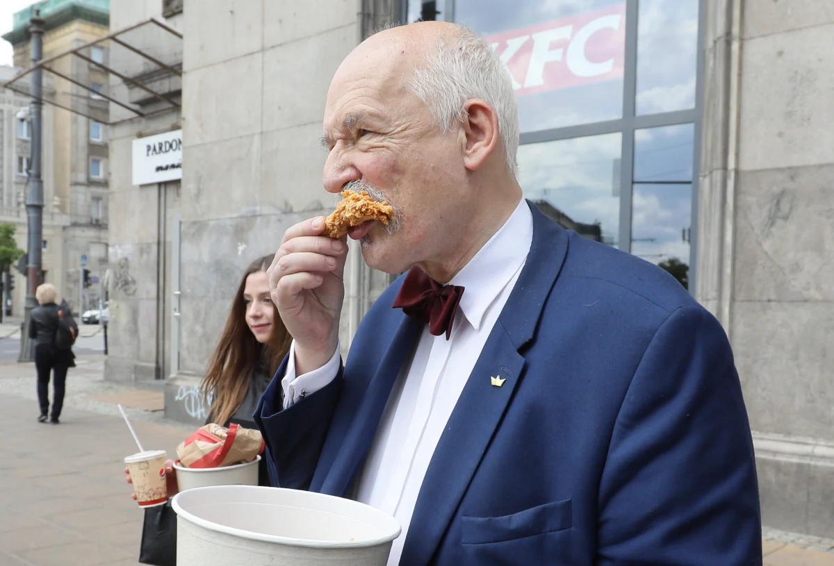 "Chcę to sprawdzić.  Lekarz z kliniki w Londynie przez miesiąc jadł fast-foody i stwierdził, że to zabójcze. Przytył sześć i pół kilo. Przybyło mu 10 lat. I ledwo żyje" - powiedział Janusz Korwin-Mikke ogłaszając swój żywieniowy eksperyment. 
