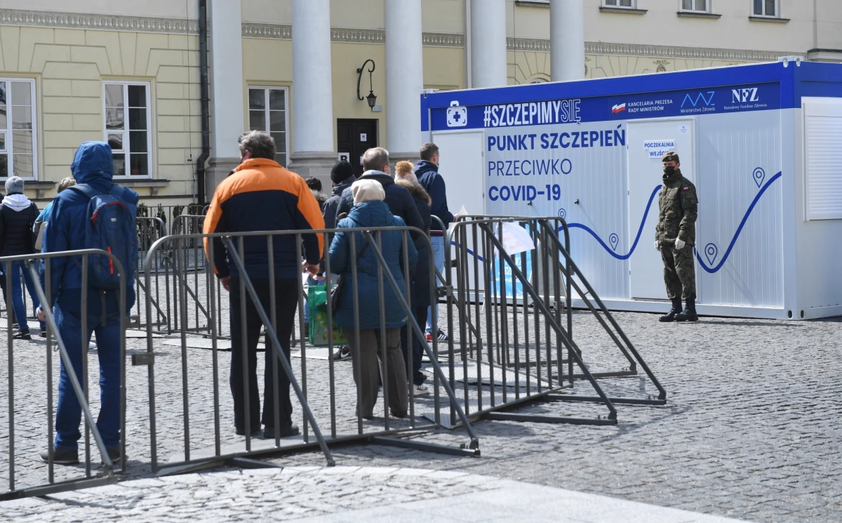 Rozważymy, czy w długi weekend czerwcowy powtórzyć akcję szczepień na wzór akcji z majówki - zapowiedział w piątek premier Mateusz Morawiecki. Jak wyjaśnił, decyzja, czy taką akcję powtórzyć, zostanie podjęta po konsultacjach z Radą Medyczną.