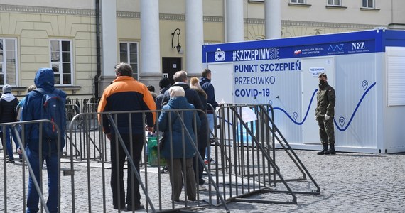 Rozważymy, czy w długi weekend czerwcowy powtórzyć akcję szczepień na wzór akcji z majówki - zapowiedział w piątek premier Mateusz Morawiecki. Jak wyjaśnił, decyzja, czy taką akcję powtórzyć, zostanie podjęta po konsultacjach z Radą Medyczną.