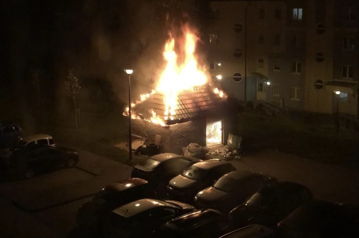 Tajemnicza seria pożarów altan śmietnikowych na jednym z osiedli w Gdańsku. Mieszkańcy nie mają wątpliwości, że są one podpalane. Policja na razie nie łączy tych przypadków w serię. Straty miejskiej spółki, na terenie której dochodzi do pożarów, tylko w ciągu ostatniego roku przekroczyły 75 tysięcy złotych.