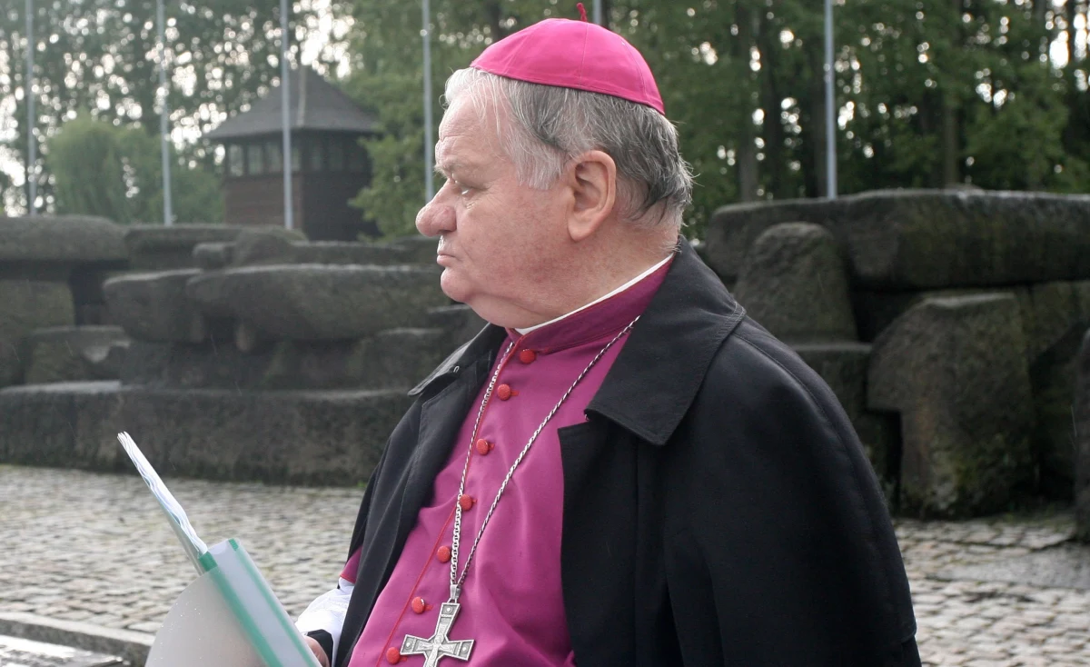 ​Watykan ukarał biskupa seniora diecezji bielsko-żywieckiej Tadeusza Rakoczego. Stolica Apostolska zakazała mu uczestnictwa w celebracjach i spotkaniach publicznych. Musi też wpłacić określoną kwotę na rzecz Fundacji św. Józefa. To pokłosie sprawy związanej z tuszowaniem pedofilii wśród duchownych - Rakoczy zignorował informacje od ministranta, który przekazał mu, że był molestowany.