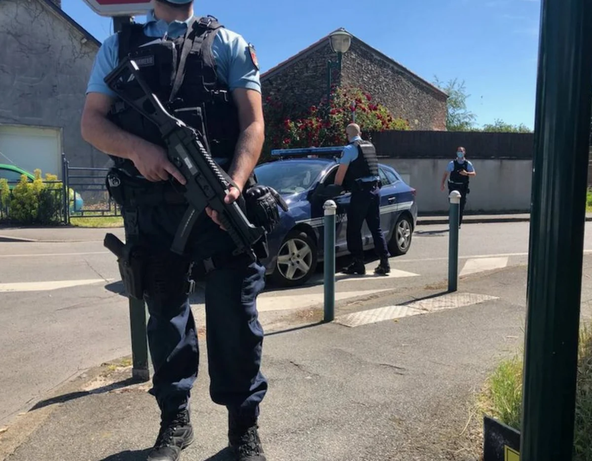 Policjantka została w piątek zaatakowana przez nożownika i odniosła ciężkie obrażenia w mieście La Chapelle-sur-Erdre, na przedmieściach Nantes na zachodzie Francji. Napastnik zbiegł, ale policja wszczęła za nim pościg i go aresztowała. W wyniku odniesionych ran mężczyzna zmarł.