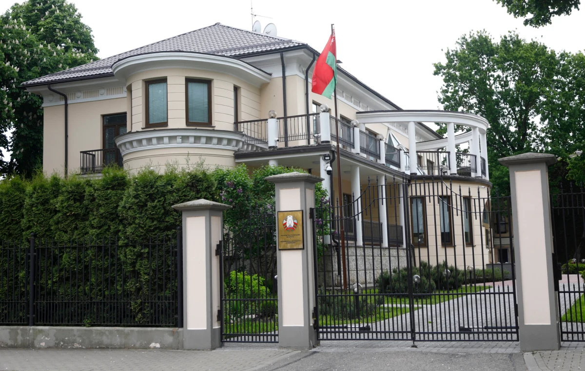 ​Litewskie ministerstwo spraw zagranicznych poinformowało w piątek, że wydala dwóch dyplomatów białoruskich, których działania "nie były zgodne ze statusem dyplomatycznym". Resort dodał, że jest to gest solidarności z Łotwą, której dyplomaci zostali wcześniej wydaleni z Białorusi. W odpowiedzi na decyzję Wilna, Mińsk uznał za niepożądane dwie osoby spośród litewskich dyplomatów na Białorusi.