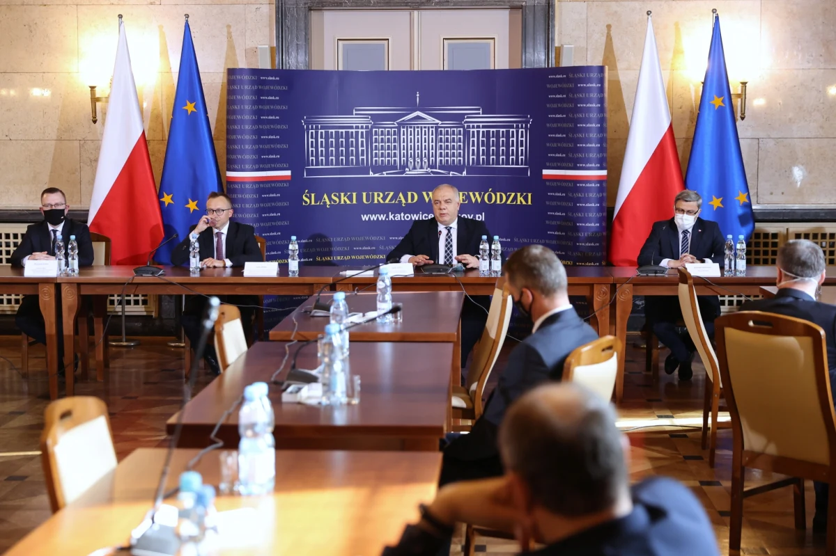 Wicepremier Jacek Sasin, wiceminister aktywów państwowych Artur Soboń, szef gabinetu politycznego premiera Krzysztof Kubów, wiceminister klimatu i środowiska Piotr Dziadzio oraz liderzy związków zawodowych podpisali w piątek w Katowicach umowę społeczną dla górnictwa.