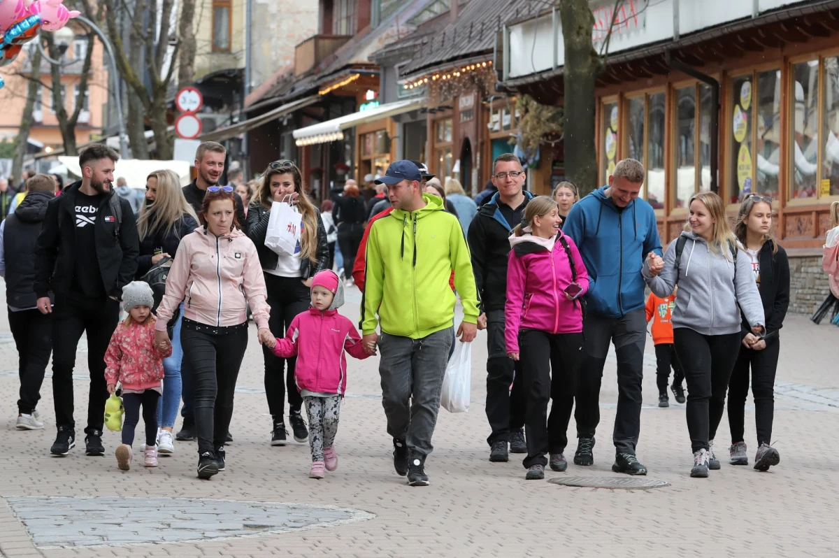 Nawet o 70 proc. mniej rezerwacji na okres wakacyjny mają hotelarze i właściciele kwater pod Tatrami w porównaniu z tym samym okresem sprzed pandemii. Zwykle na koniec maja większość miejsc noclegowych była już sprzedana – wynika z informacji agencji doradczo-marketingowej dla branży hotelarskiej.