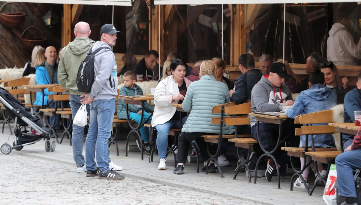 ​Ok.15 proc. lokali gastronomicznych zniknęło z rynku, bo nie otrzymało pomocy, do końca roku może zniknąć kolejne 15 proc. restauracji - jeśli nie będzie wsparcia - ocenia Sławomir Grzyb z Izby Gospodarczej Gastronomii Polski. Dodał, że losy branży rozstrzygną się w najbliższych trzech miesiącach.