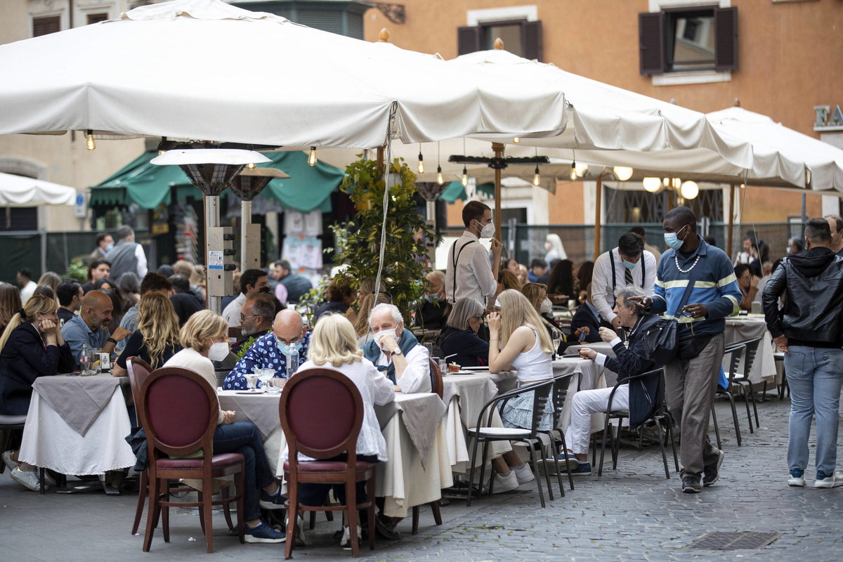 Kraje Europy luzują obostrzenia sanitarne. W większości działają ogródki gastronomiczne i placówki kultury, ale obowiązują limity miejsc i inne środki ostrożności. Na Węgrzech, w Austrii i niektórych regionach Niemiec restauracje są otwarte tylko dla zaszczepionych.