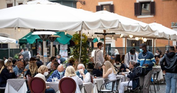 Kraje Europy luzują obostrzenia sanitarne. W większości działają ogródki gastronomiczne i placówki kultury, ale obowiązują limity miejsc i inne środki ostrożności. Na Węgrzech, w Austrii i niektórych regionach Niemiec restauracje są otwarte tylko dla zaszczepionych.