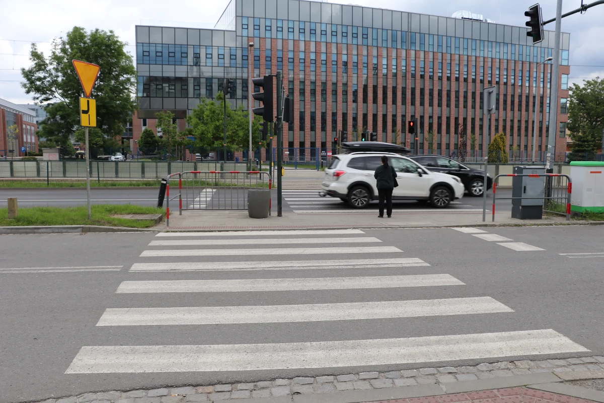 Od 1 czerwca wchodzą w życie nowe przepisy prawa o ruchu drogowym. Główny cel - zwiększenie bezpieczeństwo pieszych na drogach. Ponadto zostanie ujednolica dopuszczalna prędkość na obszarze zabudowanym. Kierowcy mają też mieć obowiązek zachowania minimalnego odstępu między pojazdami na autostradach i drogach ekspresowych.