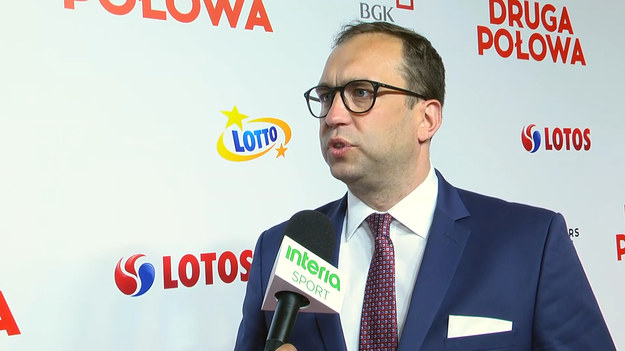 - Zatwierdziliśmy właśnie regulaminy na nowy sezon Ekstraklasy. W piątek otrzymaliśmy informację z International Football Association Board, czyli organizacji zajmującej się tworzeniem oraz nowelizacją przepisów gry w piłkę nożną i futsal, że w przyszłym sezonie w dalszym ciągu będzie możliwe dokonywanie pięciu zmian w trakcie jednego meczu. Pracujemy także nad protokołami medycznymi oraz protokołami dotyczącymi pracy mediów, aby ułatwić m.in dziennikarzom pracę w nowym sezonie przy spotkaniach Ekstraklasy - mówi w rozmowie z Interią prezes Ekstraklasy S.A. Marcin Animucki, który w piątek oglądał premierę filmu "Druga połowa". Produkcja, w której scenarzystą i drugim reżyserem jest dziennikarz portalu Sport.Interia.pl Sebastian Staszewski trafiła właśnie do kin.