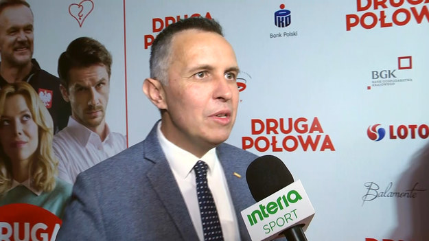 - Udział w filmie "Druga połowa" to była dla mnie absolutnie wielka przygoda. Miałem zagrać samego siebie. Niesamowite było dla mnie doświadczenie zagrania roli podczas konferencji prasowej na Stadionie Narodowym. Nie spodziewałem się tego, że udział w filmie to jest aż tak wielka celebra - mówi w rozmowie z Interią dziennikarz Polsatu Sport i felietonista Interii Roman Kołtoń. Produkcja, w której scenarzystą i drugim reżyserem jest dziennikarz portalu Sport.Interia.pl Sebastian Staszewski trafiła właśnie do kin.