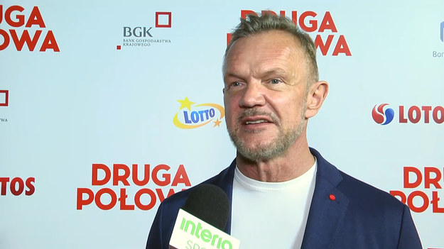 - Mam już wszystkie terminy meczów Polaków zapisane na specjalnej karteczce. Niestety jeden koliduje z moimi planami zawodowymi, ale z niecierpliwością czekam na Euro. Chciałbym, żeby nasza reprezentacja była pozytywną niespodzianką Euro. Cezary Pazura zagrał jedną z głównych ról w filmie "Druga połowa", który właśnie trafił do kin. Ten film płynie. Ma dużo takich pozytywnych emocji - dodał. Produkcja, w której scenarzystą i drugim reżyserem jest dziennikarz portalu Sport.Interia.pl Sebastian Staszewski trafiła właśnie do kin.