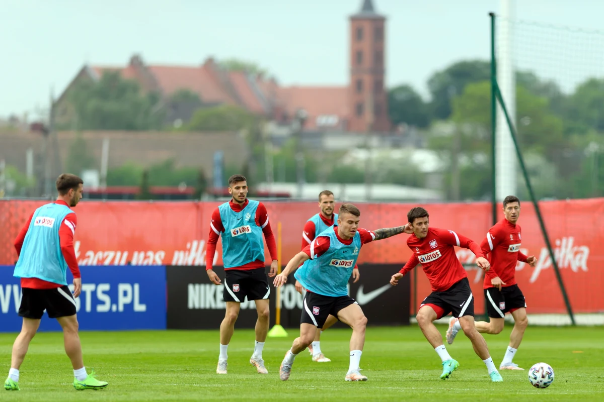 Piłkarze reprezentacji Polski w ramach treningu rozegrali wewnętrzny sparing podczas zgrupowania w Opalecicy. Mecz zakończył się bezbramkowym remisem, a nie wystąpili w nim. m.in. Arkadiusz Milik i Piotr Zieliński. Kamil Piątkowski przyznał, że treningi w kadrze przed zbliżającymi się mistrzostwami Europy to dla niego duży przeskok, porównując z ekstraklasą. "Staram się dostosować i myślę, ze fizycznie wygląda to coraz lepiej" - ocenił.