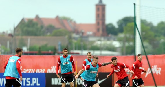 Piłkarze reprezentacji Polski w ramach treningu rozegrali wewnętrzny sparing podczas zgrupowania w Opalecicy. Mecz zakończył się bezbramkowym remisem, a nie wystąpili w nim. m.in. Arkadiusz Milik i Piotr Zieliński. Kamil Piątkowski przyznał, że treningi w kadrze przed zbliżającymi się mistrzostwami Europy to dla niego duży przeskok, porównując z ekstraklasą. "Staram się dostosować i myślę, ze fizycznie wygląda to coraz lepiej" - ocenił.