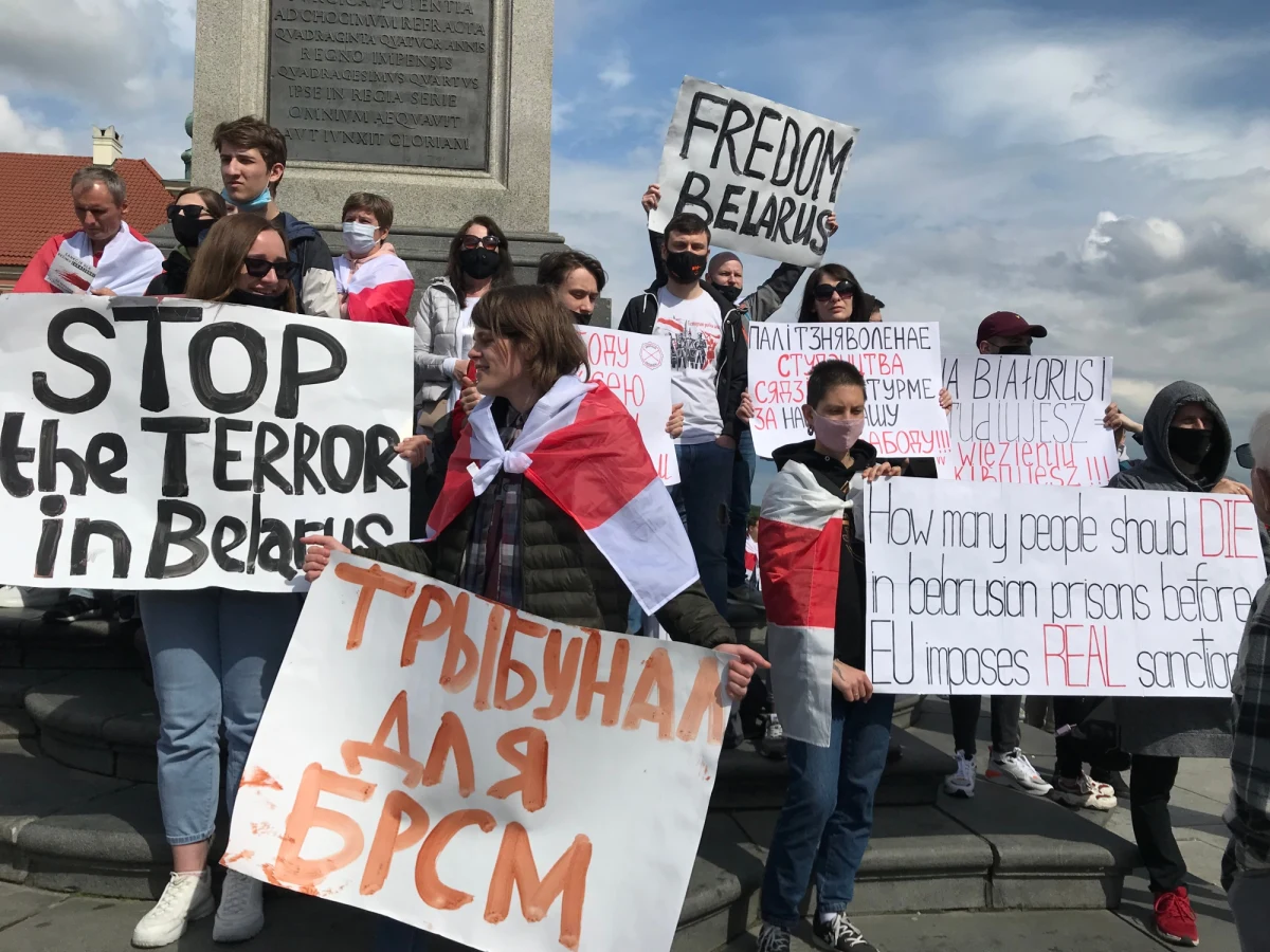 Kilkaset osób wzięło udział w manifestacji na placu Zamkowym w Warszawie, która była wyrazem solidarności z represjonowanymi opozycjonistami na Białorusi. Podobne wydarzenie zorganizowano również w Łodzi, gdzie wzdłuż ulicy Piotrkowskiej utworzono "żywy łańcuch" ludzi. 