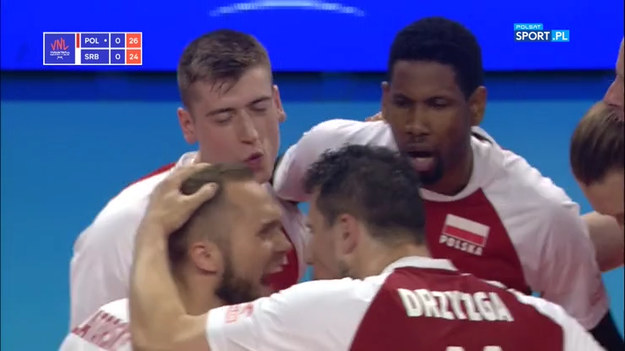 W meczu 2. kolejki Ligi Narodów siatkarzy Polska wygrała z Serbią 3:1. Kluczowa dla losów tej konfrontacji była znakomita dyspozycja Wilfredo Leona w polu serwisowym. Podopieczni trenera Vitala Heynena odnieśli drugie zwycięstwo w rozgrywanym we włoskim Rimini turnieju. W piątek pokonali reprezentację Włoch 3:0.