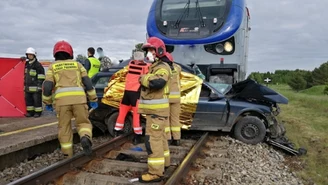 Warmińsko-Mazurskie: Samochód wjechał pod pociąg osobowy. Są ofiary