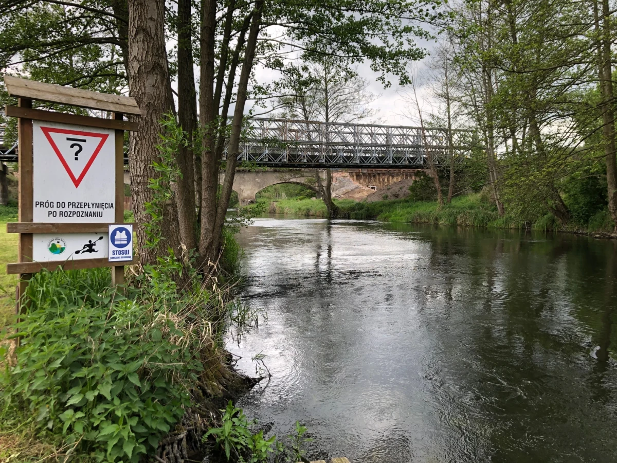 Spór toczy się o remontowany fragment trasy kolejowej Poznań-Szczecin. Tuż za Krzyżem Wielkopolskim, w miejscowości Łokacz Wielki ruszyło wyburzanie ceglanego wiaduktu kolejowego. Obiekt ma zastąpić nowa, podwieszana przeprawa. Problem w tym, że jeśli filary podtrzymujące starą konstrukcję znikną – zniknie też jedyne w tej części Polski tzw. bystrze, które umożliwia m.in. trening przed wyprawą na spływ w górach, ale służy też do szkolenia strażaków czy ratowników wodnych. Kajakarze proponują kompromis, wsparcie w negocjacjach deklaruje też gmina. Kolej twierdzi tymczasem, że na zmiany jest już za późno. 