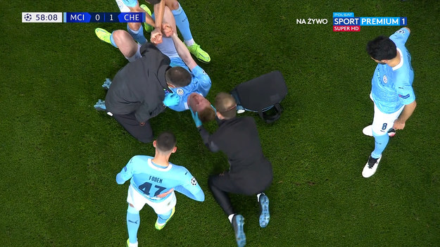 Na mecz Manchester City - Chelsea czekali fani w całej Europie. W finale Ligi Mistrzów pierwsi na prowadzenie wyszli piłkarze "The Blues". Bramkę w 42. minucie zdobył Kai Havertz. W drugiej połowie doszło do groźnego zderzenia Kevina De Bruyne z Antonio Ruedigerem. Zawodnik City nie był w stanie kontynuować gry i musiał opuścić boisko. Zobacz dramatyczne zderzenie piłkarzy.