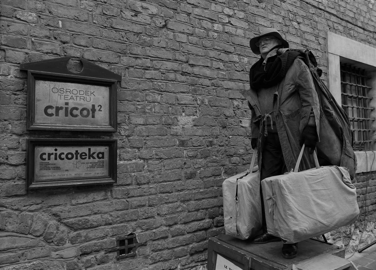 Zmarł Jan Książek, aktor Teatru Cricot 2. Książek od 30 lat wcielał się w postać Żyda Wiecznego Wędrowca podczas happeningów "Żywe pomniki", organizowanych w rocznicę śmierci Tadeusza Kantora na ul. Kanoniczej w Krakowie.