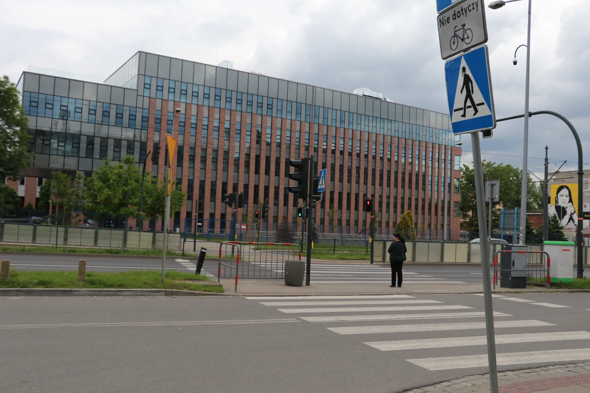 Jeżeli zmiana przepisów będzie odpowiednio rozpropagowana, to powinna mieć istotny wpływ na zmianę zachowań kierowców, co z kolei przełoży się na mniejszą liczbę zabitych pieszych - uważa Anna Zielińska z Polskiego Obserwatorium Bezpieczeństwa Ruchu Drogowego ITS. Od 1 czerwca wchodzą w życie nowe przepisy prawa o ruchu drogowym. Główny cel - zwiększenie bezpieczeństwo pieszych na drogach. Ponadto zostanie ujednolica dopuszczalna prędkość na obszarze zabudowanym. Kierowcy mają też mieć obowiązek zachowania minimalnego odstępu między pojazdami na autostradach i drogach ekspresowych.