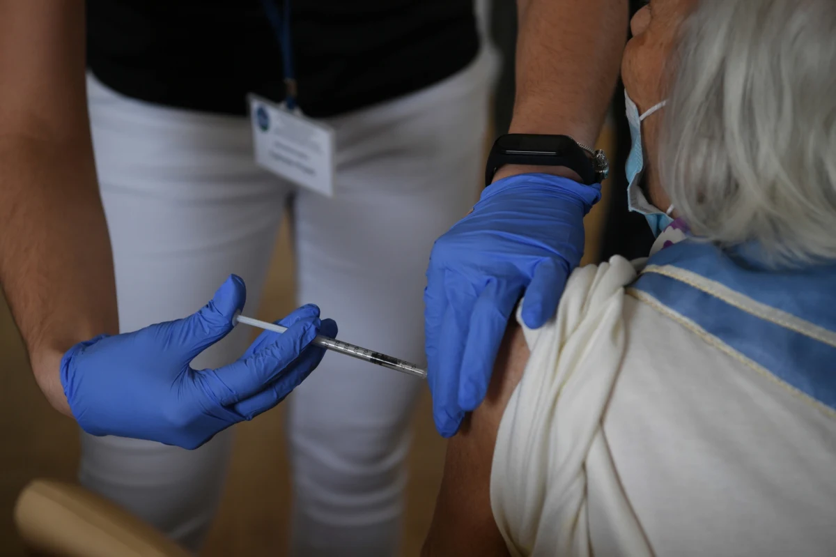 Ministerstwo Zdrowia informuje o 579 nowych przypadkach zakażenia koronawirusem. Ostatniej doby zmarło 56 chorych na Covid-19. Bilans epidemii koronawirusa w Polsce to 2 871 950 zakażonych. Nie żyje 73 738 spośród nich.