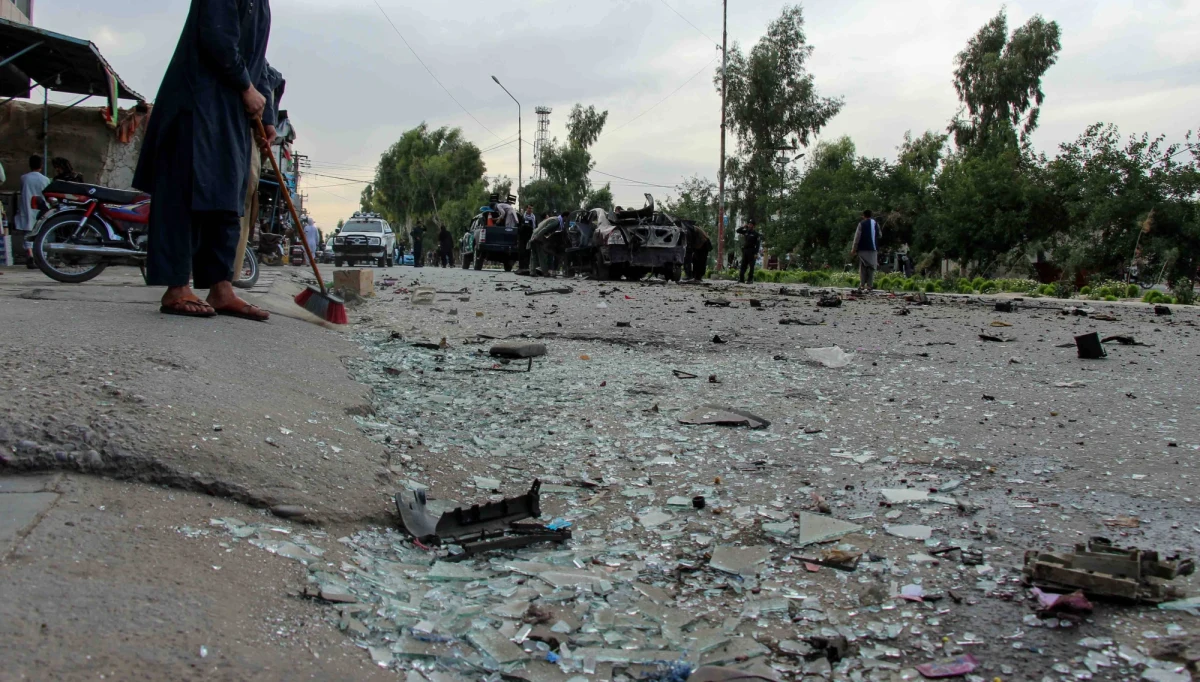 W sobotniej eksplozji autobusu, który przewoził nauczycieli akademickich z Uniwersytetu Al-Biruni, zginęło trzech wykładowców, a 15 odniosło rany. Stan kilku osób jest krytyczny - poinformowało ministerstwo szkolnictwa wyższego. Ranny jest też rektor uczelni.