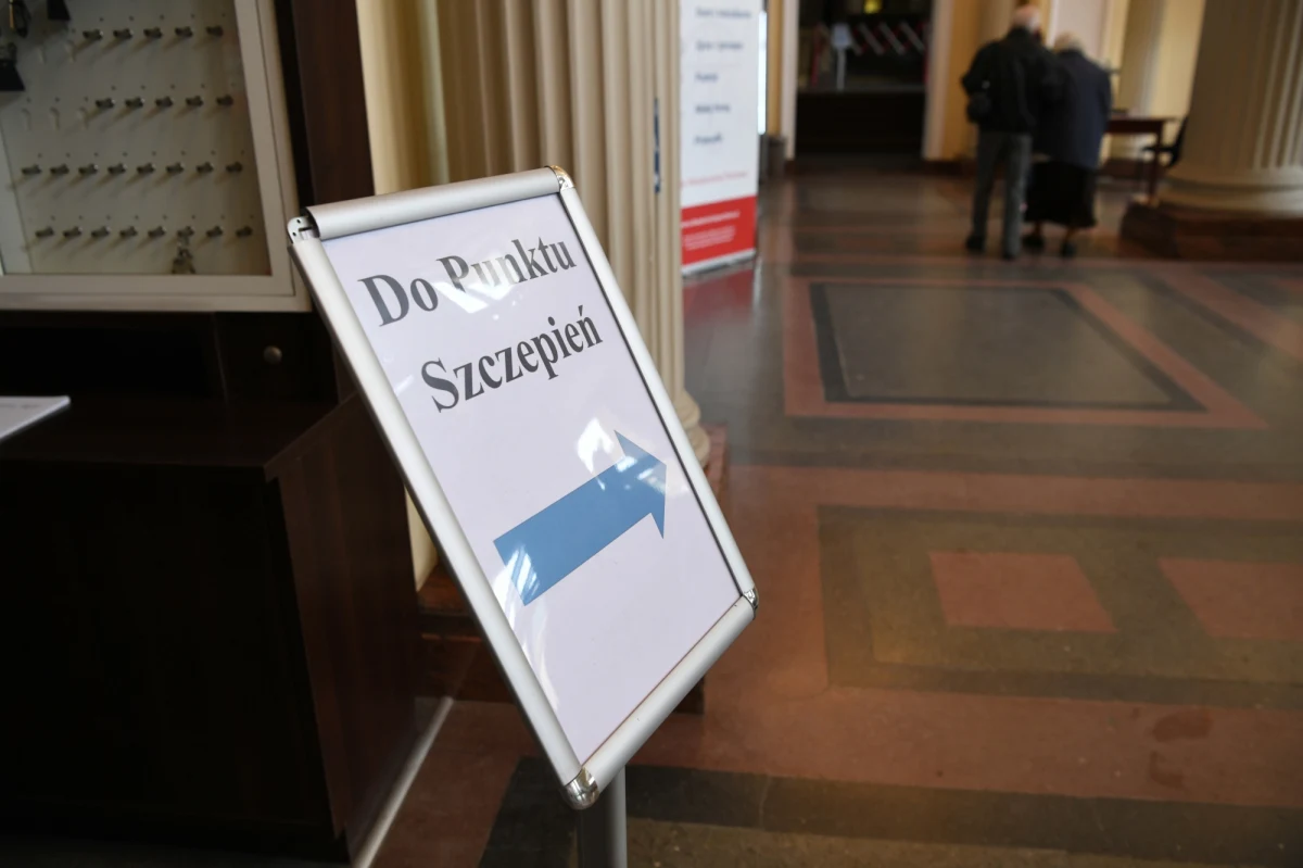 Zdarzenia zakrzepowo-zatorowe po szczepionkach wektorowych przeciw Covid-19 są bardzo rzadkie, niemniej przyczyny tych zdarzeń wymagają wyjaśnienia - podkreślają polscy naukowcy i w swojej publikacji w czasopiśmie naukowym „Vaccines” omawiają możliwe przyczyny.