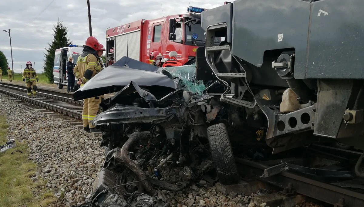 ​Nadal bardzo ciężki jest stan chłopca rannego w sobotnim zderzeniu samochodu z pociągiem na niestrzeżonym przejeździe kolejowym w Martianach (woj. warmińsko-mazurskie) - dowiedziała się PAP w szpitalu. Pozostałe trzy osoby podróżujące autem zginęły na miejscu.