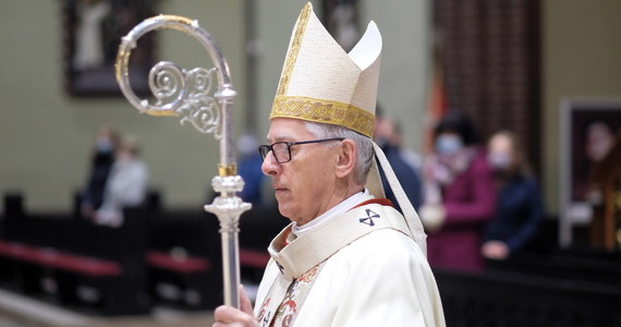 ​Umowy społecznej dotyczącej wolnej od handlu niedzieli nie można lekceważyć i podważać, bo w ten sposób okazuje się lekceważenie dla prawa - powiedział w niedzielę w Piekarach Śląskich metropolita katowicki abp Wiktor Skworc.